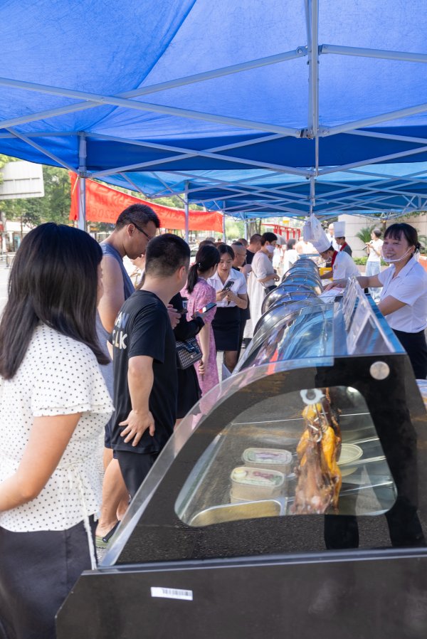 群益证券 不懂就问——经济热点一线探访丨摆摊，是星级酒店的“救命稻草”吗？