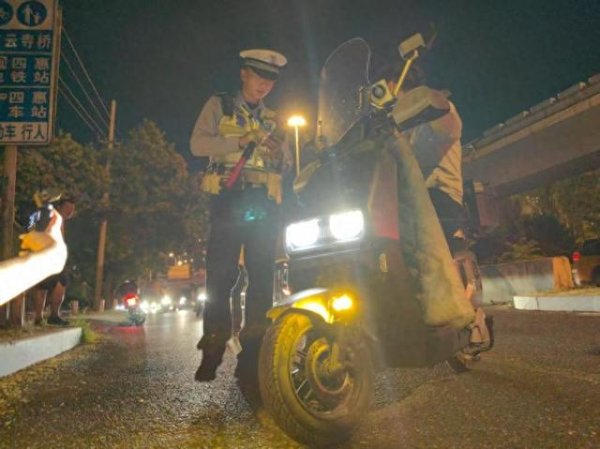 牛津配资 北京交警夜查非机动车改装灯具 多名骑行人被罚