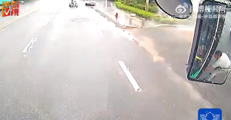 恒财网配资 公交司机扑灭爆燃变电箱 用了两个灭火器才将火扑灭